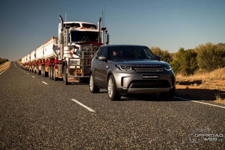 Land Rover Discovery táhl 110 tunový silniční vlak